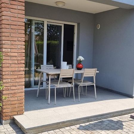 Casa Emma With Pool Lägenhet Poreč Exteriör bild
