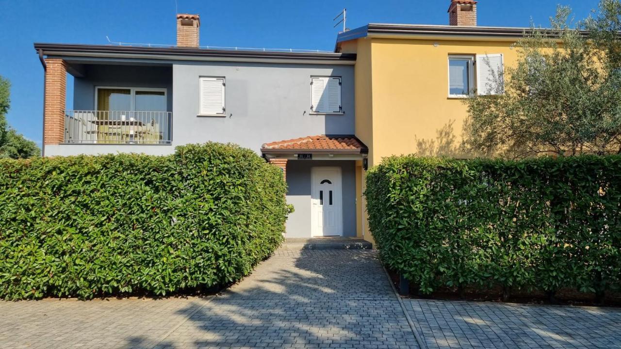 Casa Emma With Pool Lägenhet Poreč Exteriör bild