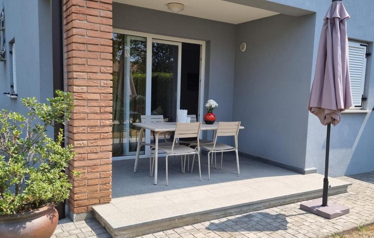 Casa Emma With Pool Lägenhet Poreč Exteriör bild