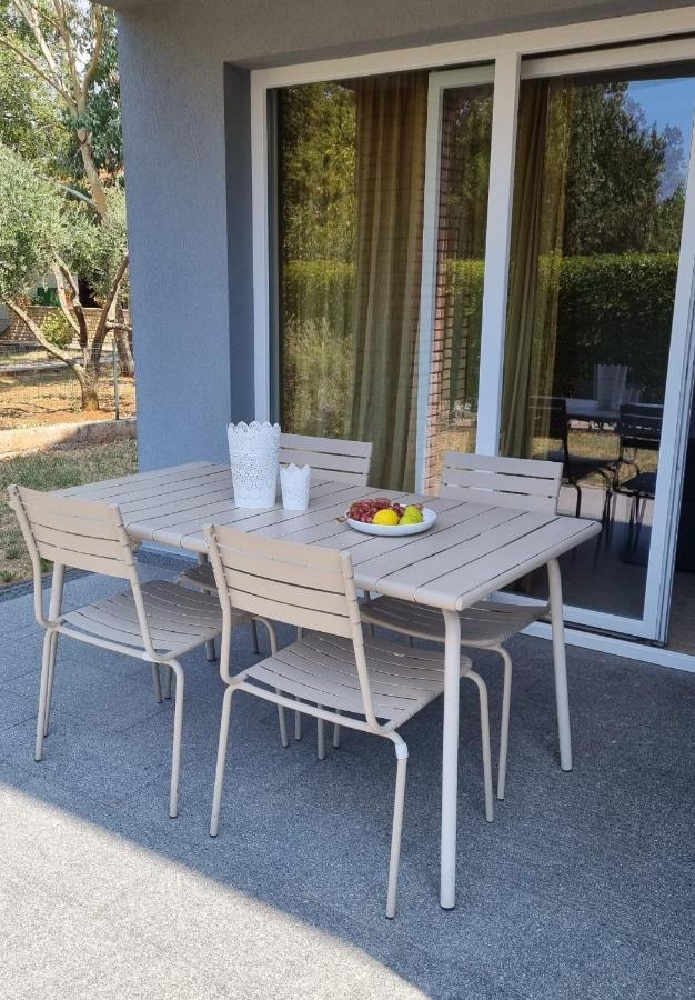 Casa Emma With Pool Lägenhet Poreč Exteriör bild